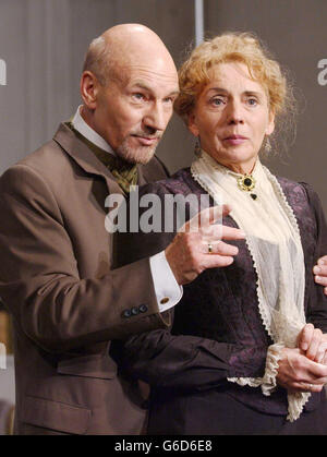 Gli attori Patrick Stewart e sue Johnston si esibiscono sul palco durante una prova di "The Master Builder" presso l'Albery Theatre nel centro di Londra. Diretto da Anthony Page, il dramma inquietante di Ibsen si terrà per una stagione limitata da giovedì 12 giugno 2003. Foto Stock
