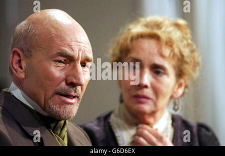Gli attori Patrick Stewart e sue Johnston si esibiscono sul palco durante una prova di "The Master Builder" presso l'Albery Theatre nel centro di Londra. Diretto da Anthony Page, il dramma inquietante di Ibsen si terrà per una stagione limitata da giovedì 12 giugno 2003. Foto Stock
