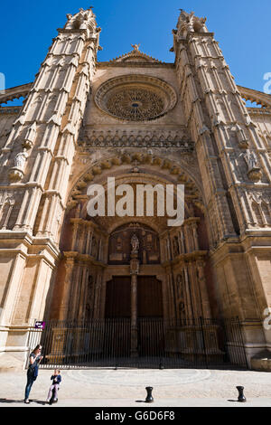 Vista verticale del portale principale sul lato sud della cattedrale di Palma di Maiorca. Foto Stock