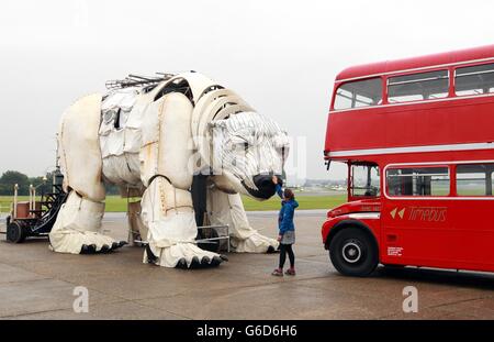 Hannah Davey, di Londra, tocca il più grande fantoccio polare del mondo, svelato da Greenpeace al North Weald Airfield di Essex. L'orso è stato fatto guidare una sfilata artica attraverso il centro di Londra il 15 settembre per evidenziare la necessità di una maggiore protezione per l'Artico. Foto Stock