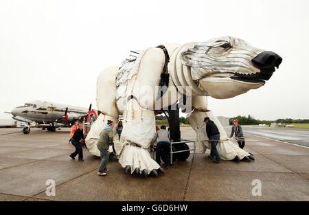 Greenpeace svelare orso polare marionetta Foto Stock