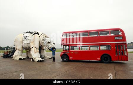 Hannah Davey, di Londra, tocca il più grande fantoccio polare del mondo, svelato da Greenpeace al North Weald Airfield di Essex. L'orso è stato fatto guidare una sfilata artica attraverso il centro di Londra il 15 settembre per evidenziare la necessità di una maggiore protezione per l'Artico. Foto Stock