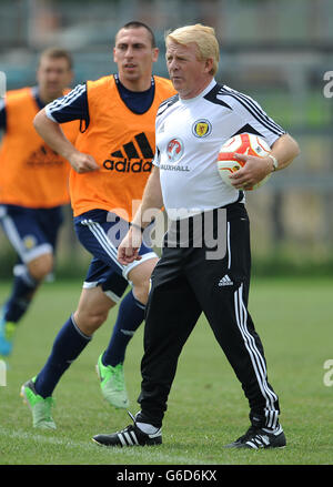 Il manager scozzese Gordon Strachan (a destra) e il capitano Scott Brown durante la sessione di formazione presso il National Training Center di Skopje, Macedonia. Foto Stock