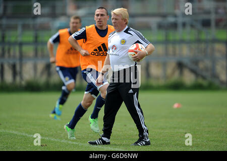 Il manager scozzese Gordon Strachan (a destra) e il capitano Scott Brown durante la sessione di formazione presso il National Training Center di Skopje, Macedonia. Foto Stock