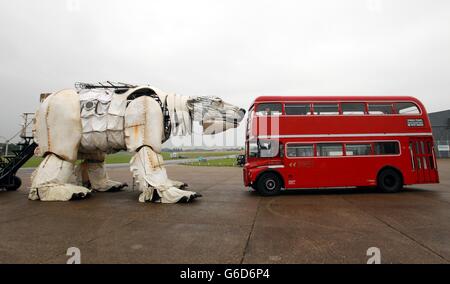 La più grande marionetta di orsi polari del mondo si trova accanto a un autobus di Londra prima di essere presentata da Greenpeace a North Weald Airfield in Essex. L'orso è stato fatto guidare una sfilata artica attraverso il centro di Londra il 15 settembre per evidenziare la necessità di una maggiore protezione per l'Artico. Foto Stock