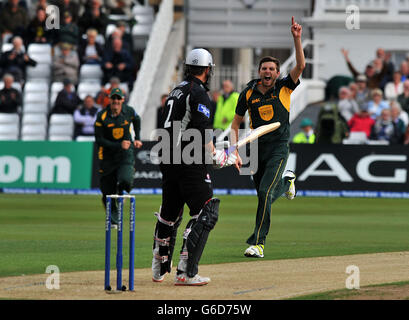 Harry Gurney degli Outlaws di Nottinghamshire celebra la presa del wicket di Marcus Trescoshick del Somerset durante la partita semifinale di Clydesdale Bank Pro40 a Trent Bridge, Nottingham. Foto Stock