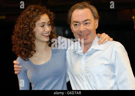 L'Emmy Rossum americano di 16 anni con Lord Lloyd Webber, durante una fotocellula al Her Majesty's Theatre, a ovest di Londra. Emmy sarà protagonista come Christine nel prossimo adattamento cinematografico del musical di Lord Lloyd Webber 'il Fantasma dell'Opera'. Foto Stock