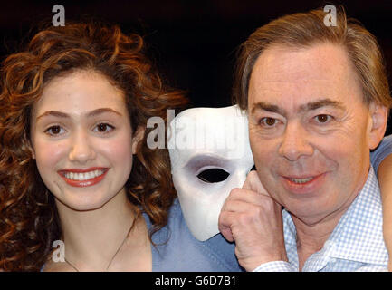 L'Emmy Rossum americano di 16 anni con Lord Lloyd Webber, durante una fotocellula al Her Majesty's Theatre, a ovest di Londra. Emmy sarà protagonista come Christine nel prossimo adattamento cinematografico del musical di Lord Lloyd Webber 'il Fantasma dell'Opera'. Foto Stock