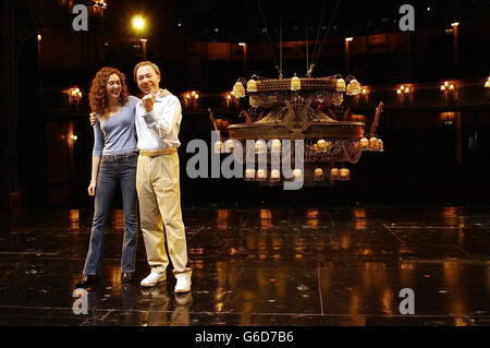 L'Emmy Rossum americano di 16 anni con Lord Lloyd Webber, durante una fotocellula al Her Majesty's Theatre, a ovest di Londra. Emmy sarà protagonista come Christine nel prossimo adattamento cinematografico del musical di Lord Lloyd Webber 'il Fantasma dell'Opera'. Foto Stock