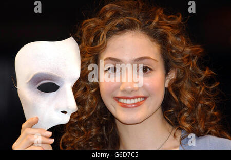 L'americano Emmy Rossum, 16 anni, che sarà protagonista come Christine nel prossimo adattamento cinematografico del musical di Andrew Lloyd Webber 'il fantasma dell'Opera', durante una fotocellula al Her Majesty's Theatre, a Londra ovest. Foto Stock