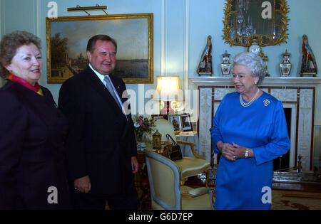 La Regina Elisabetta II (a destra) riceve il tenente-governatore di Manitoba, Peter Liba, e sua moglie a Buckingham Palace, Londra. Foto Stock