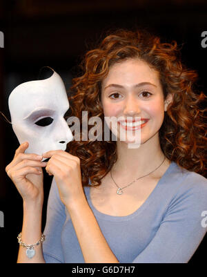 L'americano Emmy Rossum, 16 anni, che sarà protagonista come Christine nel prossimo adattamento cinematografico del musical di Andrew Lloyd Webber 'il fantasma dell'Opera', durante una fotocellula al Her Majesty's Theatre, a Londra ovest. Foto Stock