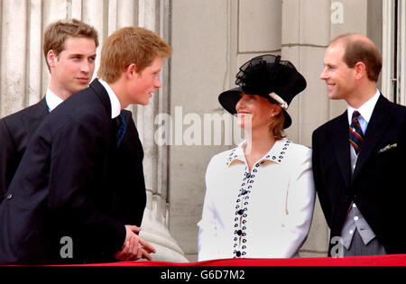 Il principe Harry parla con Sophie e il conte di Wessex (a destra), con il principe William (a sinistra) che guarda sopra, dal balcone di Buckingham Palace durante un flypassato per il Trooping del colore. Foto Stock