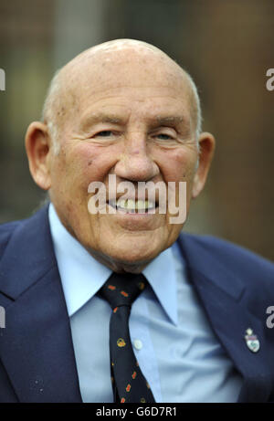 L'ex pilota di Formula uno, Sir Stirling Moss, durante la presentazione della Artmobile della Dulwich Picture Gallery, che è coperta in arte dal Royal Academician Humphrey Ocean, presso la Dulwich Picture Gallery, a sud di Londra. Foto Stock