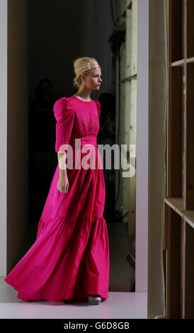 Un modello prova il backstage per lo spettacolo Primavera/Estate 2014 di Bora Aksu il primo giorno della London Fashion Week al Courtyard Show Space, Somerset House, Londra. Foto Stock