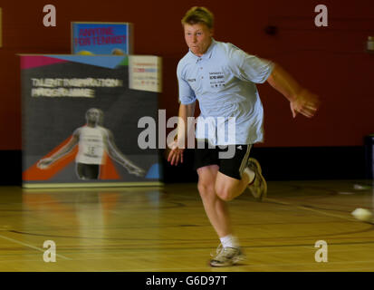 2013 Sainsbury's School Games - giorno due - Sheffield. I bambini devono allenarsi nella sala sportiva di Concord durante il secondo giorno dei 2013 Sainsbury's School Games al Concord Sports Center di Sheffield. Foto Stock