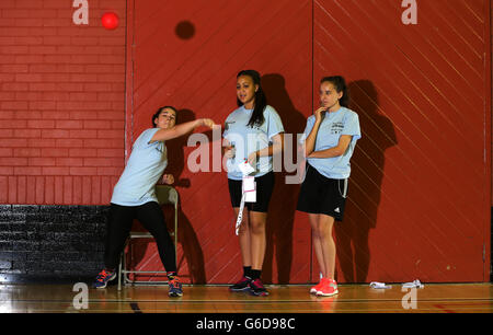 2013 Sainsbury's School Games - giorno due - Sheffield. I bambini devono allenarsi nella sala sportiva di Concord durante il secondo giorno dei 2013 Sainsbury's School Games al Concord Sports Center di Sheffield. Foto Stock