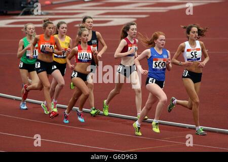 Azione dei 3000m femminili il quarto giorno dei 2013 Giochi scolastici di Sainsbury al Don Valley Stadium di Sheffield. Foto Stock