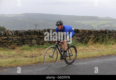 Ragazzi 60 km vincitore della gara su strada Lewis Stevens della squadra orientale davanti al campo, durante il giorno quattro dei Giochi scolastici Sainsbury's 2013 alla Bradfield School di Sheffield. Foto Stock