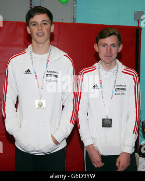 Lewis Stevens (a sinistra), vincitore di una gara su strada per ragazzi di 60 km della squadra orientale, mostra la sua medaglia con Daniel Tulett della squadra del Sud Est in Silver, durante il quarto giorno dei Giochi scolastici di Sainsbury del 2013 alla Bradfield School di Sheffield. Foto Stock