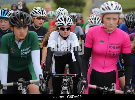 Grazia Garner (centro), vincitrice di una gara di 40 km della squadra delle East Midlands, al via durante il quarto giorno dei Sainsbury's School Games 2013 alla Bradfield School di Sheffield. Foto Stock