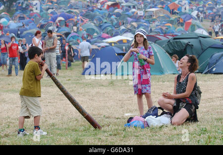 Gli amanti del festival hanno allestito un campo al festival di Glastonbury, che si tiene nella Worthy Farm nel Somerset. Foto Stock