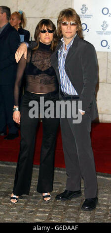 Jon Bon Jovi e sua moglie Dorothea arrivano al Nordoff-Robbins Silver Clef Awards all'Hotel Intercontinental di Londra. Foto Stock