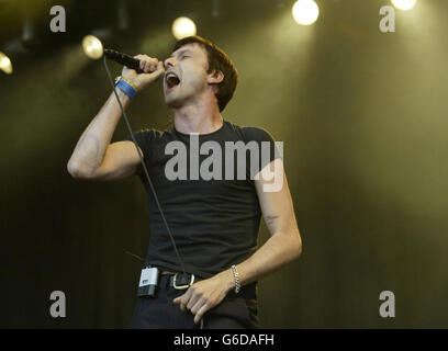 Brett Anderson di Suede si esibisce dal vivo al Glastonbury Festival 2003. Foto Stock