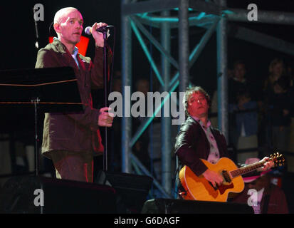 Michael Stipe e Peter Buck, leader di REM, si esibiscono dal vivo al Glastonbury Festival 2003. Foto Stock