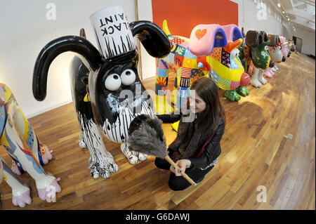 Rowena Bown spolverò il Gerald Scarfe 'Watch out Gromita' mentre iniziarono i preparativi per l'esposizione pubblica delle 80 statue Gromit che facevano parte del sentiero Gromit Unleashed a Bristol, prima che vengano messe all'asta per la beneficenza Wallace e il Grande appello di Gromit. Foto Stock