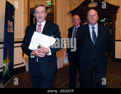 (Da sinistra a destra) Taoiseach Enda Kenny, presidente del fine Gael Charles Flanagan e ministro delle Finanze Michael Noonan, arriva per una conferenza stampa al fine Gael party Think in all'Heritage Hotel, Killenard, Co Laois. Foto Stock