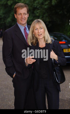 Alastair Campbell e la sua partner Fiona Millar, capo spin dottor del primo ministro britannico Tony Blair, arrivano all'Orangerie nel parco di Kensington Gardens. Foto Stock