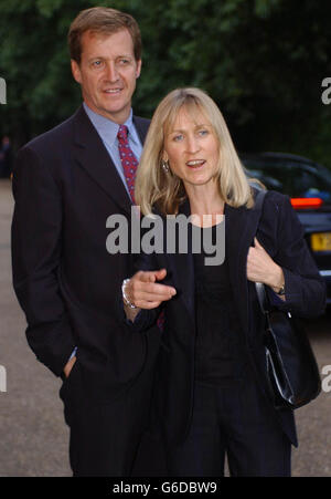 Alastair Campbell e la sua partner Fiona Millar, che arrivano all'Orangerie nel parco di Kensington Gardens, il direttore delle comunicazioni e della strategia del primo ministro britannico Tony Blair. 29/08/03 Campbell si dimetterà come direttore del Governo per le comunicazioni e la strategia, ha detto Downing Street. Foto Stock