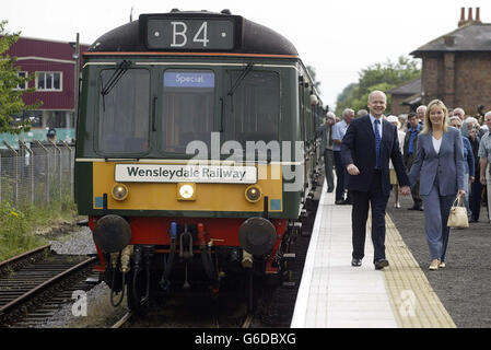 L'ex leader conservatore William Hague e sua moglie Fcon fare una passeggiata lungo la piattaforma dopo la riapertura della linea Wensleydale, nel Richmondshire. * la linea non è stata utilizzata dai passeggeri per mezzo secolo, ma da oggi i servizi saranno tra Leeming Bar e Leyburn. L'autorità di regolamentazione ferroviaria ha concesso cinque licenze alla Wensleydale Railway, che copre la gestione di 22 miglia di binari e infrastrutture tra Northallerton e Redmire, la gestione di stazioni, treni passeggeri, treni merci e la manutenzione dei treni. Foto Stock