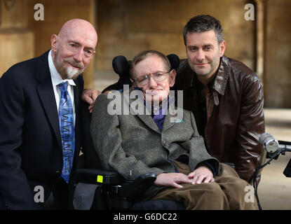 Il Professor Stephen Hawking accompagnato dal Professor Kip Thorne (a sinistra) e dal regista Stephen Finnigan (a destra) arriveranno per la proiezione di gala di Hawking nella notte di apertura del 33° Cambridge Film Festival alla Cambridge Picture House. Foto Stock