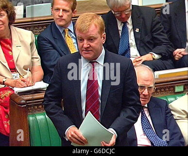 Schermo catturò il leader dei liberaldemocratici, Charles Kennedy, parlando alla Camera dei Comuni, Londra, durante le interrogazioni del primo Ministro. Foto Stock