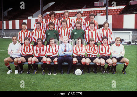 Giocatori e funzionari del Brentford FC al Griffin Park Ground del club. Back row: (l-r) Paul Walker, Nigel Smith, Gary Rolph, John Fraser e Paul Shrubb. Riga centrale: (l-r) Danis Salman, Jake Allen, Graham Cox, David Silman, Ian Bond, Pat Kruse e Doug Alder. Prima fila: (l-r) Eddie Lyons, Dave Carlton, John Murray, Barry Tucker, Bill Doggin (manager), Jackie Graham, Steve Shilling, Willie Graham e Tommy Baldwin. Foto Stock