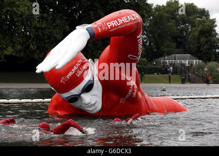 Atletica - 2013 World Triathlon Grand Final - Jessica Ennis Photocall - Hyde Park. I triatleti nuotano davanti a 'Victor', una scultura galleggiante sulla serpentina di Londra creata per lanciare la World Triathlon Grand Final a Hyde Park. Foto Stock