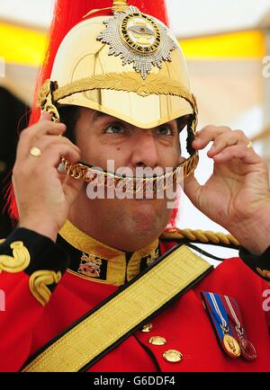 Membro della Heavy Cavallry and Cambrai Band durante la Chatsworth Country Fair, Chatsworth, Derbyshire. Foto Stock