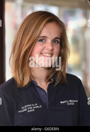 Sophie Hetherton (18) la donna più giovane della corsa dopo aver tagliato i capelli da John Harding a St Katharine Docks, Londra. Foto Stock