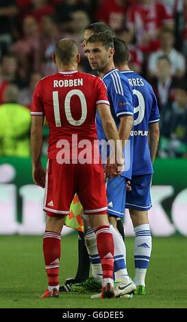 Branislav Ivanovic di Chelsea (a destra) e Arjen Robben di Bayern Monaco hanno parole Foto Stock