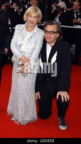 Jeanne Moreau e Wim Wenders in arrivo per la prima del film finale del 56° Festival di Cannes, Charlie: La vita e l'arte di Charles Chaplin, al Palais des Festival di Cannes, Francia. Foto Stock