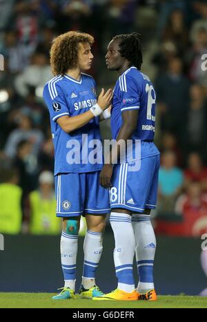 Romelu Lukaku di Chelsea (a destra) con il compagno di squadra David Luiz dopo il suo la penalità è stata salvata nello sparatutto Foto Stock