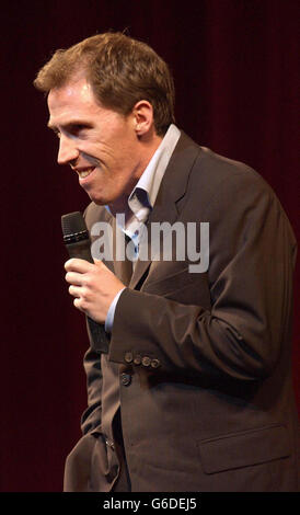 PER UN USO EDITORIALE PRIMA DELLE 00:01 LUNEDÌ 2 GIUGNO 2003. Il comico Rob Brydon si esibisce sul palco durante il London Comedy Festival - Gala di chiusura in aiuto del Great Ormond Street Hospital presso il teatro Her Majesty's, Haymarket West London. Foto Stock