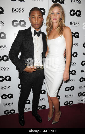 Pharrell Williams, vincitore del Performer Award, presenta un backstage con Rosie Huntington-Whiteley al GQ Men of the Year Awards in associazione con Hugo Boss alla Royal Opera House di Londra. Foto Stock