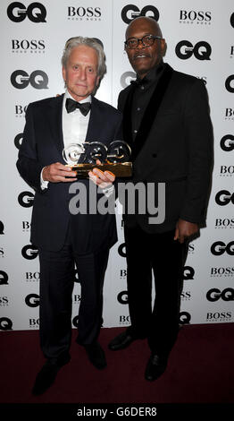 Michael Douglas, vincitore del premio Legend, si pone con il backstage di Samuel L Jackson ai GQ Men of the Year Awards in collaborazione con Hugo Boss alla Royal Opera House di Londra. Foto Stock