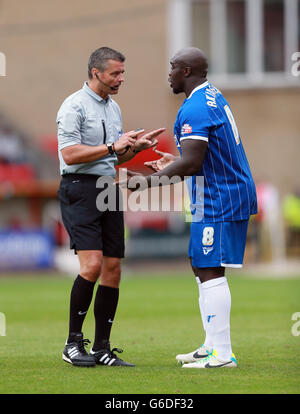 Calcio - Sky Bet Football League 1 - Swindon Town / Gillingham - County Ground. L'arbitro Iain Williamson con Adebayo Akinfenwa di Gillingham durante la partita della Sky Bet Football League One al County Ground di Swindon. Foto Stock