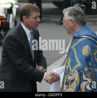 Il principe Andrew (a sinistra) viene accolto dal Decano di Westminster Wesley Carr all'arrivo all'Abbazia di Westminster, per un servizio per celebrare il 50° anniversario dell'incoronazione della Regina Elisabetta II * 16 membri senior della famiglia reale e di altri VIP erano tra le congregazioni con circa 1,000 membri del pubblico, tra cui 34 "bambini di Coronazione" nati il 2 giugno 1953 e festeggiando i loro 50 anni di nascita. Nel pomeriggio, la Regina partecipa a una festa per il tè dei bambini nel giardino di Buckingham Palace. Foto Stock