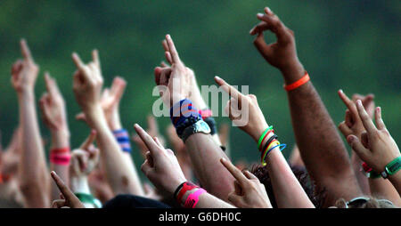 I fan guardano le band che si esibiscono sul palco al Download Festival 2003 presso il Donington Park International Conference & Exhibition Center di Leicestershire. Foto Stock