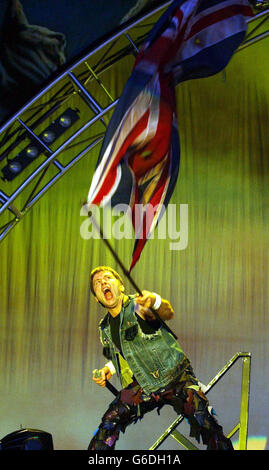 Iron Maiden's Bruce Dickinson si esibisce sul palco al Download Festival 2003 presso il Donington Park International Conference & Exhibition Center di Leicestershire. Foto Stock